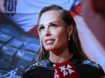 Мини-платье, бейсболка с фатой, кроссовки на каблуке: Мария Горбань сыграла третью свадьбу с мужем