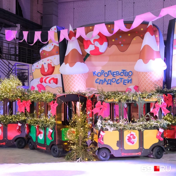 Оформление зала намекает, что без сладостей на новогоднем празднике никак нельзя | Источник: Тимофей Калмаков / 59.RU