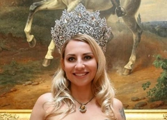 47-летняя Ольга Игнатьева из Москвы получила Гран-при на конкурсе красоты «Миссис Вселенная» в Болгарии