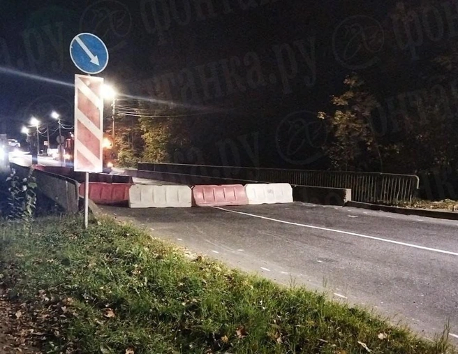 В поселке Лебяжье из-за разваливающегося моста перекрыли трассу. В объезд до Петербурга — под сотню лишних километров | Источник: читатель «Фонтанки»