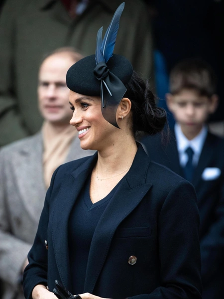 2018Меган Маркл посетила рождественскую службу в шляпке Awon Golding Millinery.