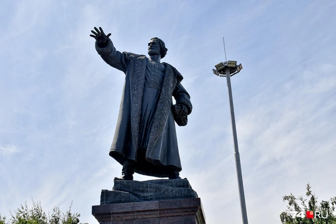 Памятник Тимофею Невежину около железнодорожного вокзала. Скульптор запечатлел его в момент выбора места под будущий город | Источник: Артем Краснов / 74.RU
