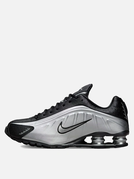 Кроссовки Nike Shox R4, Street BeatNike Shox R4 в мужской и женской размерной сетке возвращают культовую эстетику начала нулевых: пара практически дословно повторяет модель 2001 года с верхом из синтетического материала и текстиля, фирменными плавными линиями и лазерной перфорацией для вентиляции. Технология Nike Shox с колоннами в пятке, создавая ощущение пружинящей амортизации на каждом шаге.