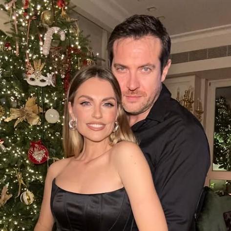 Икра, салаты, шампанское с жженой бумагой: смотрим новогодние столы звезд — Бузовой, Савельевой, Сафонова и других