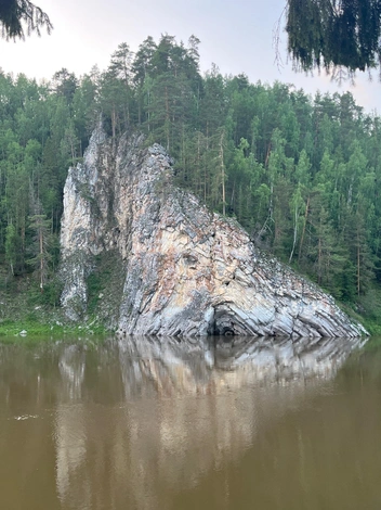 Вода поднялась у скалы Печка на реке Чусовой | Источник: читатель 59.RU