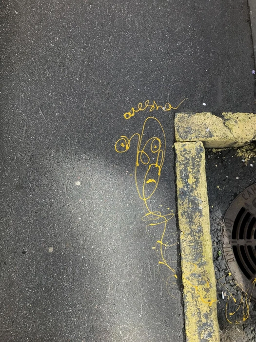 Арт «выходит» из люка | Источник: Thealeshaart.com