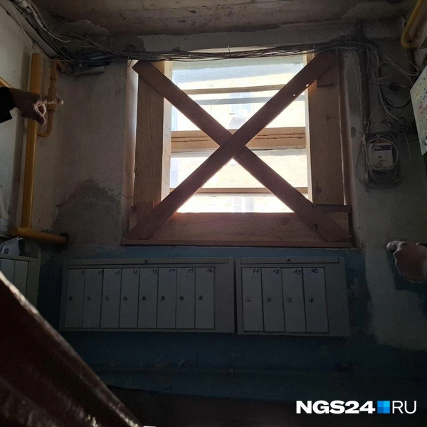 Балки на покосившихся окнах | Источник: Татьяна Зарва / NGS24.RU