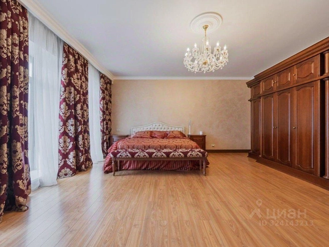 Коттедж включает несколько просторных спален | Источник: «Циан»