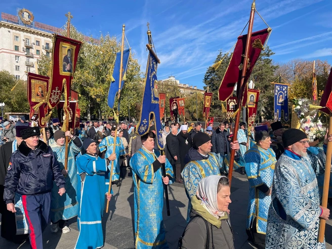 Вместе с тысячами других волгоградцев депутат прошел крестный ход по центру города | Источник: Алексей Волоцков
