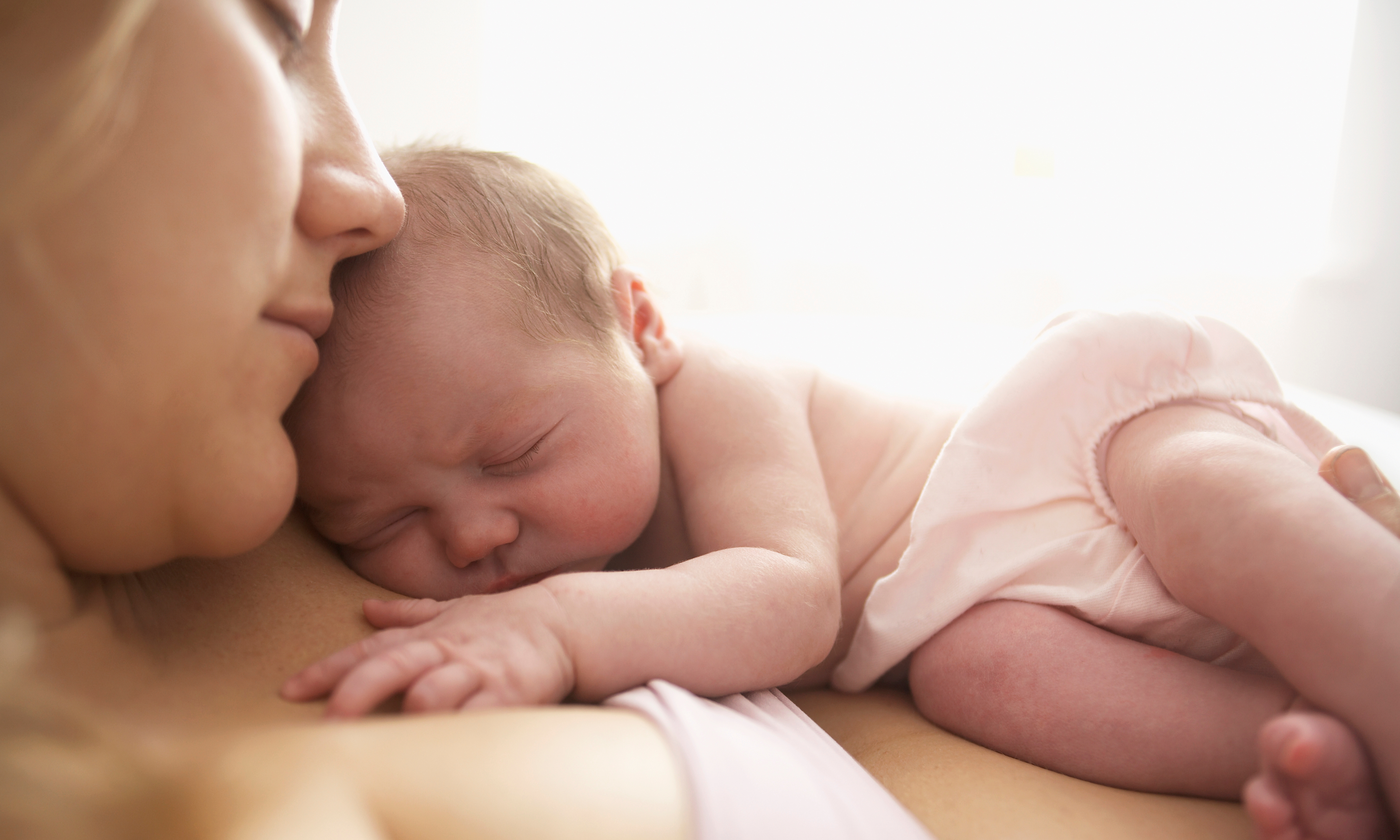 Głowie mam. Мать с ребенком. Новорожденный ребенок с мамой. Первая встреча мамы и малыша. Фотосессия мама и новорожденный.