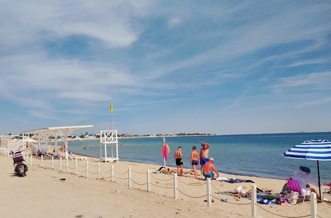 На западном побережье Крыма в конце сентября туристов уже значительно меньше — в небольших поселках, как Заозерное, постепенно закрываются сезонные кафе и магазинчики | Источник: Александра Сотникова / MSK1.RU