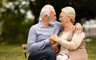Старость в радость: как творчество и юмор способствуют благополучию пожилых людей?