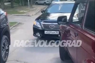 Скандал с водителем Toyota Camry администрации попал на видео