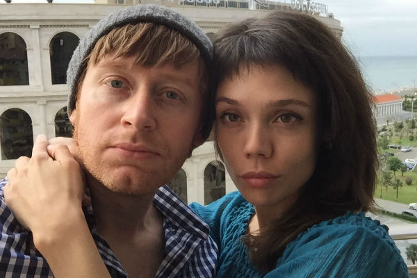 Илья познакомил возлюбленную Марину с братьями в новогоднюю ночь | Источник: Личный архив