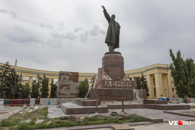 И лишь Ильич бодр, весел и указывает путь к коммунизму | Источник: Константин Завриков / V1.RU
