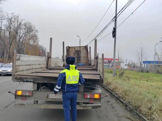 Водитель грузовика поворачивал налево и не уступил дорогу автобусу | Источник: ГАИ по Свердловской области