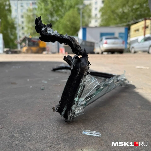 Фрагменты стеклопакетов разлетелись на десятки метров | Источник: Артем Устюжанин / MSK1.RU