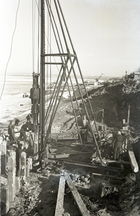 Забивка железобетонных свай под основание подпорной стенки. 23 ноября 1955-го | Источник: фотофонды Самарского областного госархива социально-политической истории и Центрального госархива Самарской области