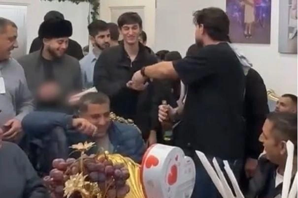В своем блоге Максим рассказал, как цыгане отмечают Пасху | Источник: maksforbs / Instagram.com*