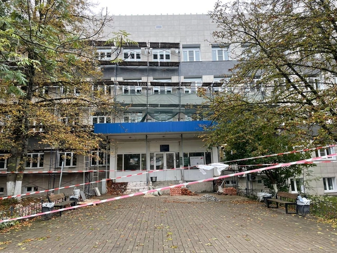 Так сейчас выглядит здание поликлиники | Источник: Екатерина Гринкевич/71.RU