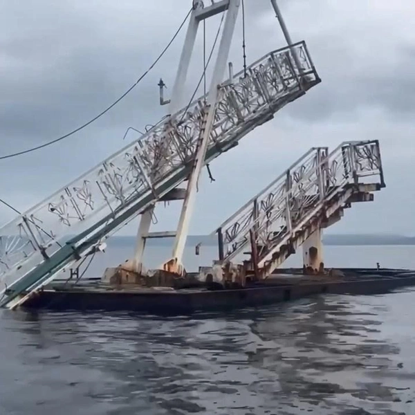 На пляже в Приморье рухнул пешеходный мост — в море упали около 20 туристов