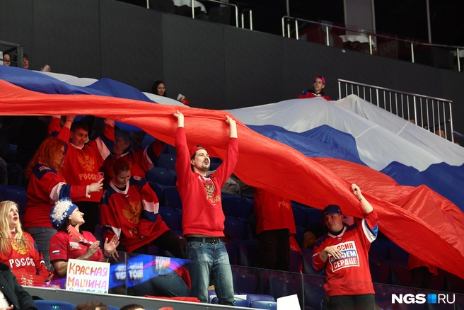 Болельщики достали огромный флаг России | Источник: Александр Ощепков / NGS.RU 