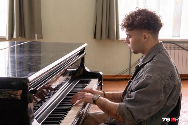 Анзор уверенно идет к своей цели — стать узнаваемым музыкантом | Источник: Кирилл Поверинов / 76.RU