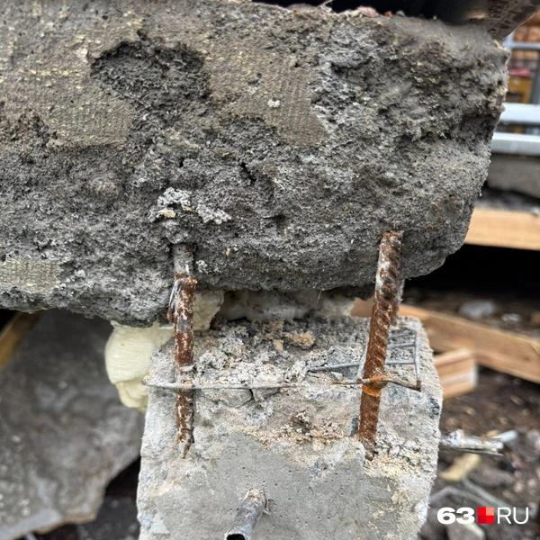 Арматура проглядывает из бетона | Источник: читатель 63.RU 