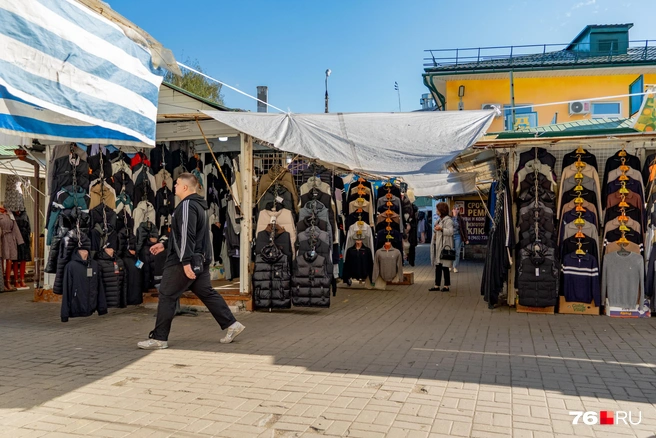 В торговых рядах на улице продают в основном одежду и текстиль | Источник: Кирилл Поверинов / 76.RU