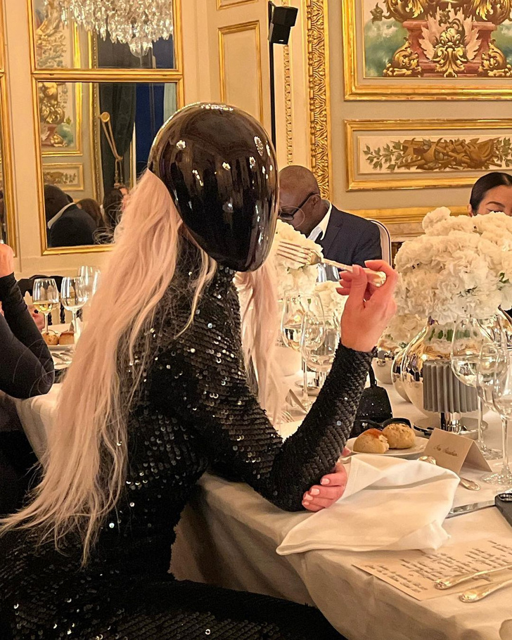 Ким Кардашьян раскритиковали за «жуткую» маску на показе Balenciaga