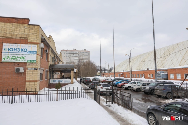 Вход в медклиники расположен со стороны легкоатлетического манежа | Источник: Артем Бауман / 76.RU