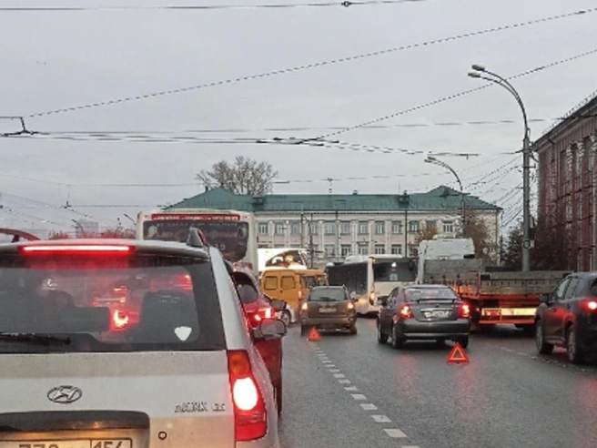 На площади Сибиряков-Гвардейцев образовался затор | Источник: Изображение от Ulyana/2ГИС