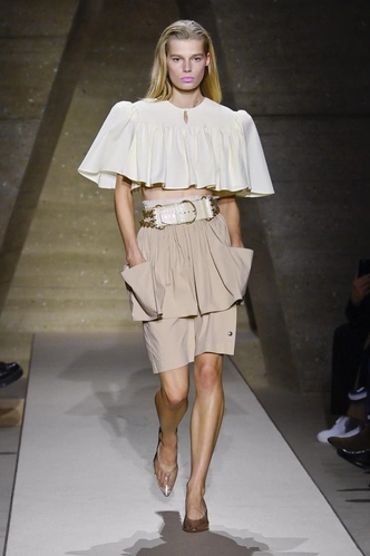 бьюти-тренд 2026, тренды зима 2026, макияж зима 2026, ярко-розовая помада, Chloé 2026, модные губы 2026, тренды макияжа, bubblegum pink, вернулся тренд на розовую помаду, макияж с акцентом на губы | Источник: Jonas Gustavsson/Jonas Gustavsson