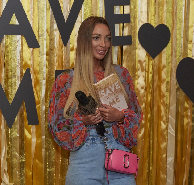 Elle Girl устроили презентацию книги Save Me: смотри, как все прошло | Источник: Архивы пресс-служб