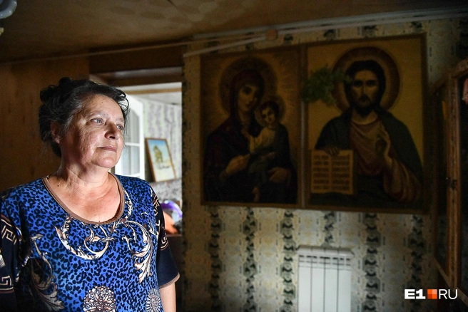 А это жительница дома по Уральских Добровольцев. Ее дом тоже затопило, но женщина вместе с мужем не покинула жилище | Источник: Артем Устюжанин / E1.RU