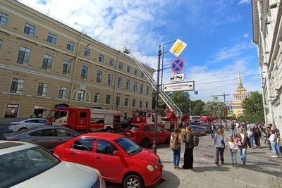 Кровля загорелась у здания возле Эрмитажа