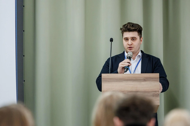 Директор по медицине «Синара-Долголетие» Никита Вторушин посвятил доклад диагностике и лечению болезни Альцгеймера и деменции | Источник: пресс-служба группы «Синара»