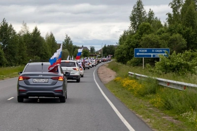 Автопробег в Пскове объединил 150 человек в День России