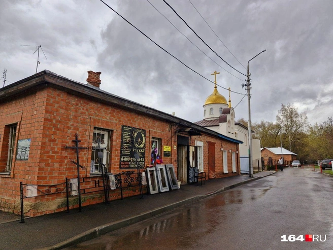 Жители Пичугинского переулка занимаются специфическим бизнесом. Но было бы странно, если бы они вместо надгробий торговали шапками | Источник: Виктория Федорова / 164.RU