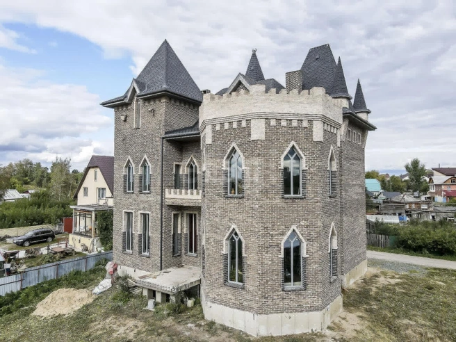 Такой замок продается за 79 миллионов рублей | Источник: Etagi.com