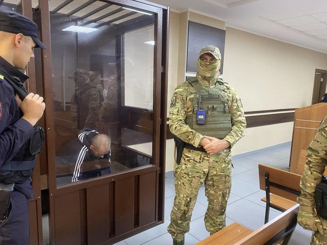 Маньяк прятал свое лицо от прессы | Источник: Ирина Господаренко / NGS22.RU