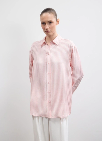 Рубашка в клетку ALL WE NEEDРубашка в клетку «виши» из 100% вискозы — мягкая, легкая и приятная к телу, подходит и для города, и для выездов на природу. Свободный крой со спущенной линией плеч, отложным воротником, планкой на пуговицах и манжетами делает ее удобной в движении и легко сочетаемой с джинсами, юбками или шортами.