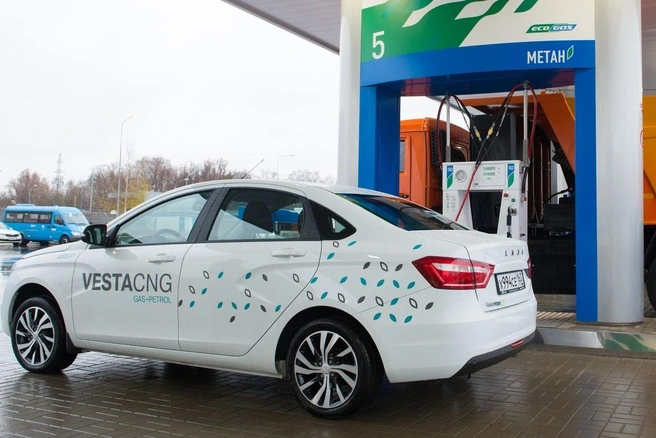 Lada Vesta CNG стала первой серийной моделью с заводским метановым ГБО в России. Но выпускали ее недолго, с 2017 по 2019 годы. Весной 2025 года Vesta CNG должна вернуться | Источник: gmt.gazprom.ru