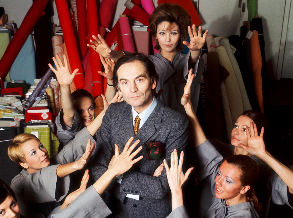 Пьер Карден в окружении моделей в своем ателье, 1970 год | marieclaire.ru