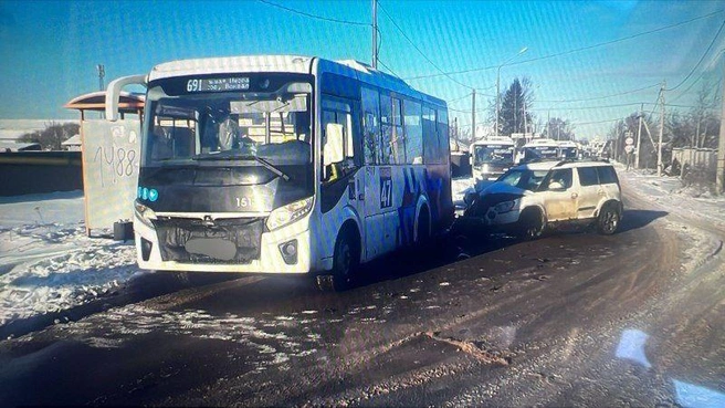 «Шкода» протаранила маршрутку, остановившуюся высадить пассажиров в Ленобласти | Источник: Прокуратура Ленобласти