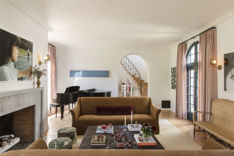 Гостиная. Диваны выполнены по эскизам дизайнера и обиты тканью, Rue Hérold. | Источник: Лауре Джолиет