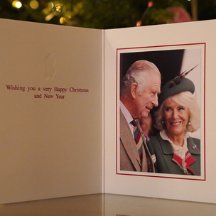 Затмила короля: что не так с первой рождественской открыткой Карла III и Камиллы
