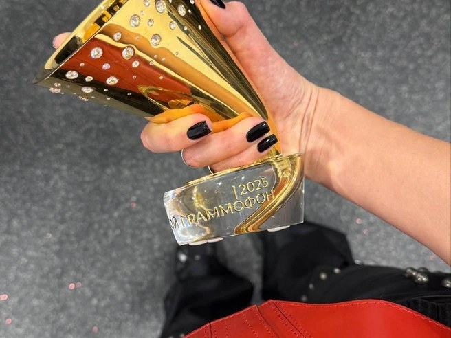 Клава Кока демонстрирует статуэтку премии | Источник: klavacoca / Instagram.com (соцсеть запрещена на территории РФ)