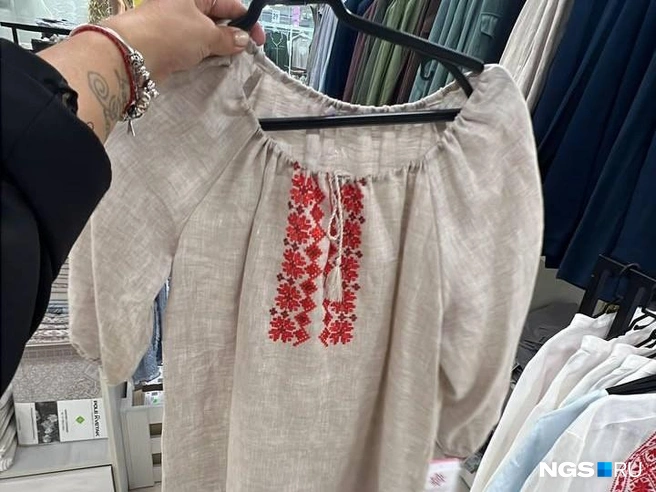 Вышиванки — отличный подарок-сувенир. Есть как женские, так и мужские варианты | Источник: Настасья Медведева / NGS.RU