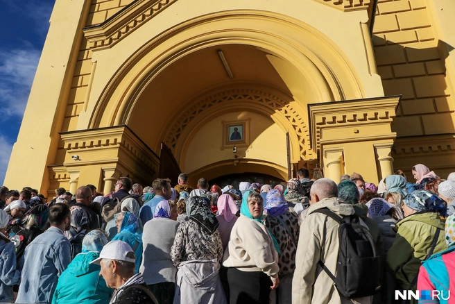 Святыню привезли в кафедральный собор Невского | Источник: Наталья Бурухина / NN.RU